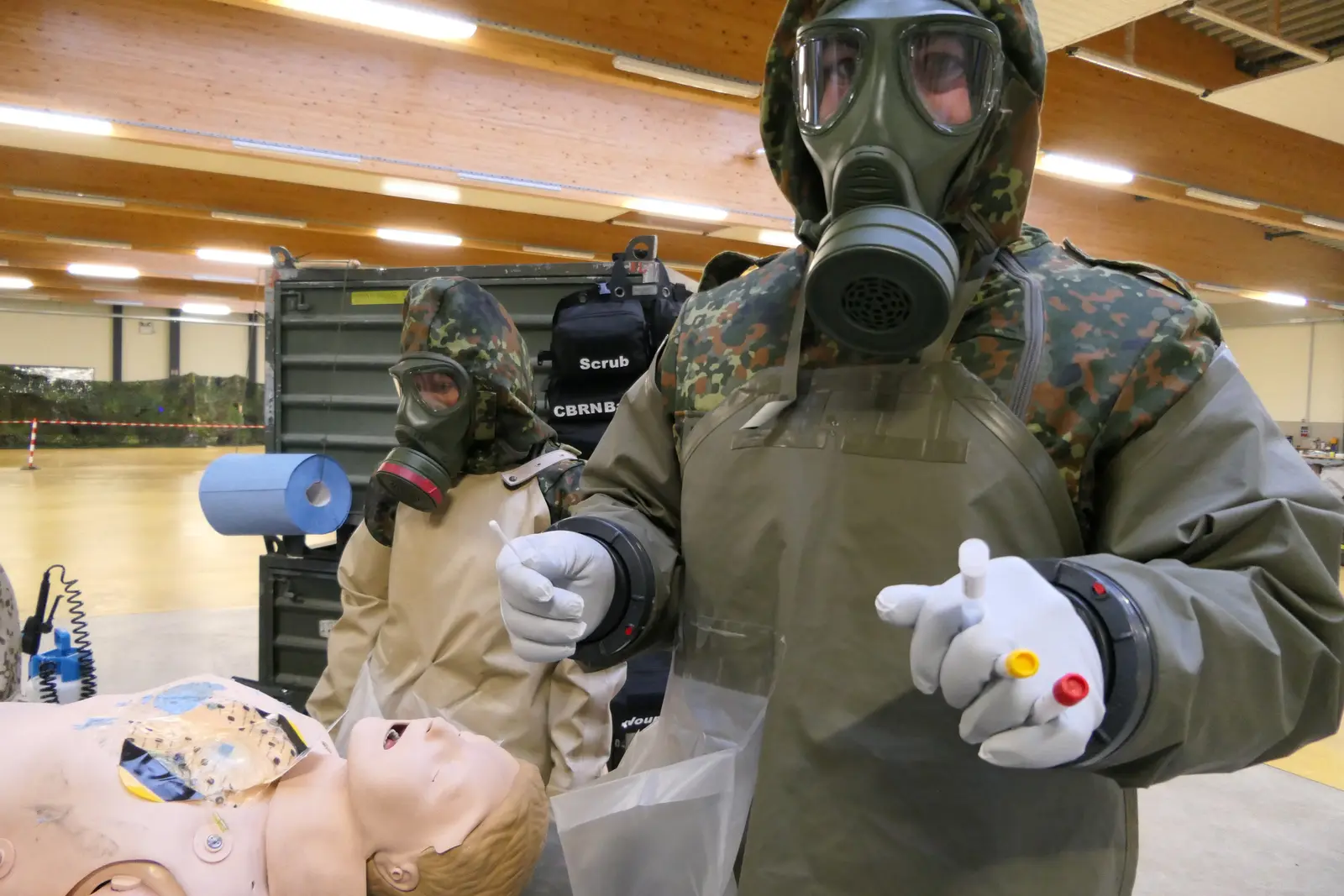 Personen in Schutzkleidung setzen MAIK ein